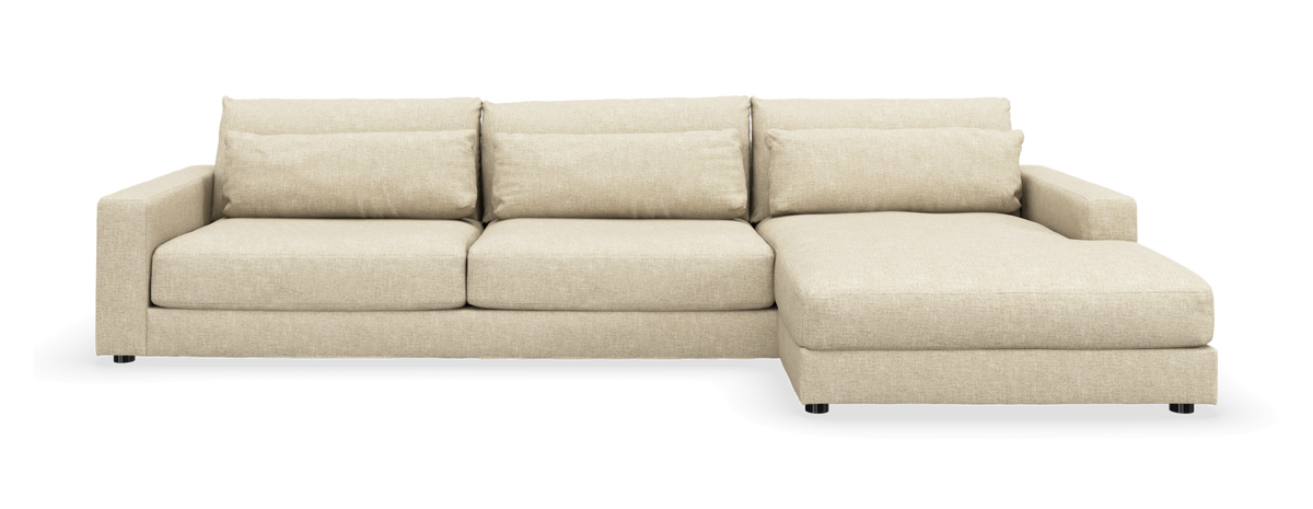 Beige tresæders sofa med højre chaiselong, frilagt på hvid baggrund.