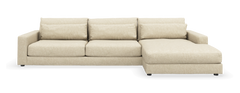 Beige tresæders sofa med højre chaiselong, frilagt på hvid baggrund.