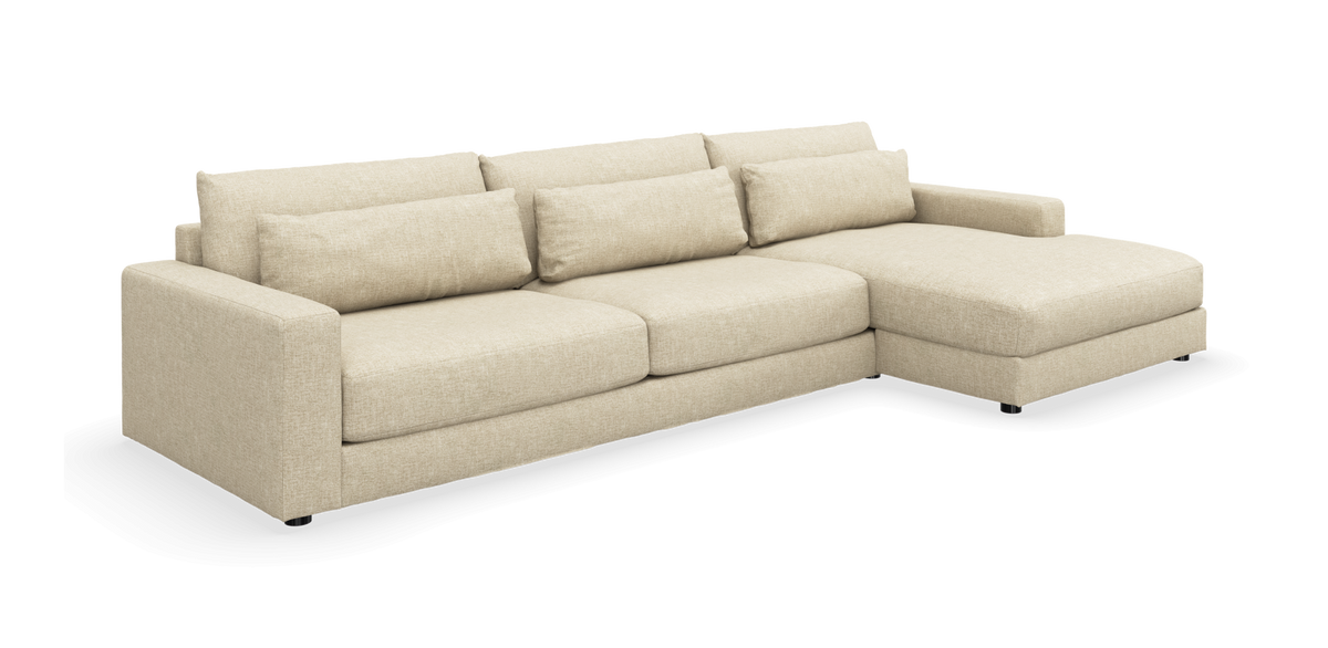 Beige hjørnesofa med chaiselong til højre, frilagt på hvid baggrund.