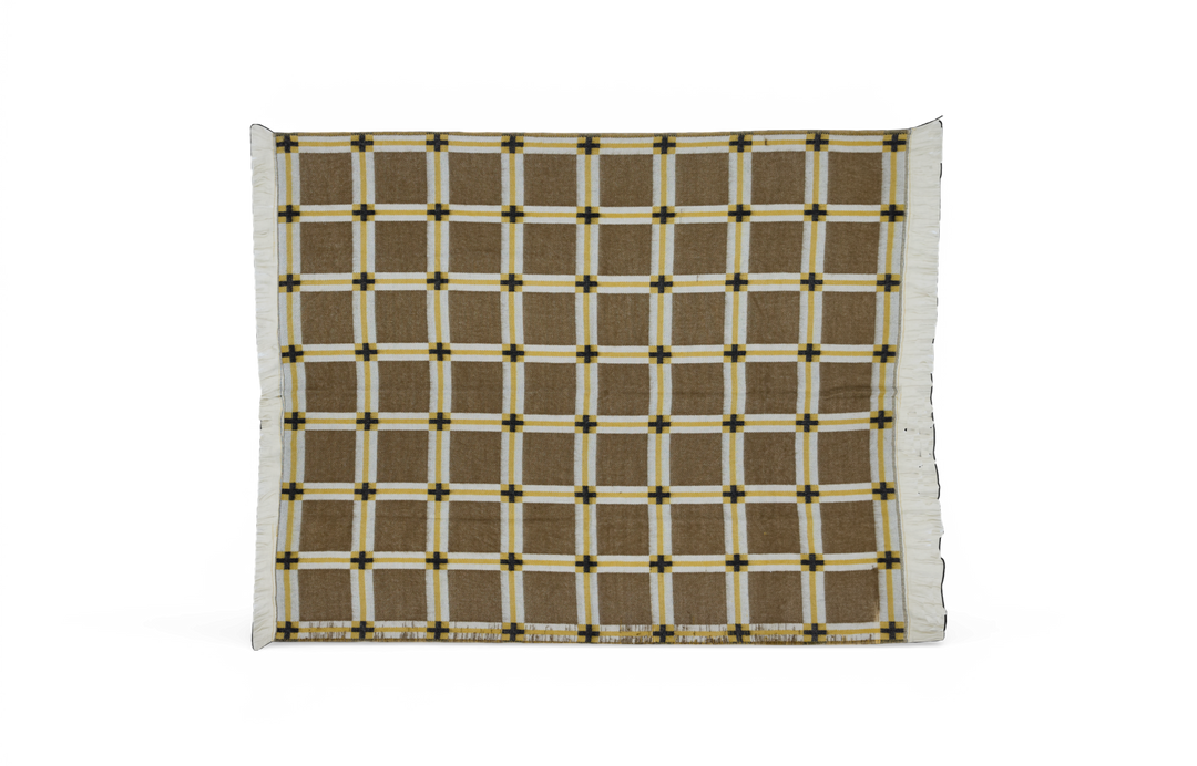 Ternet plaid i brun med hvide og gule striber og frynsekanter, fotograferet mod neutral baggrund.