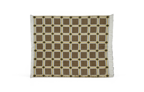 Ternet plaid i brun med hvide og gule striber og frynsekanter, fotograferet mod neutral baggrund.