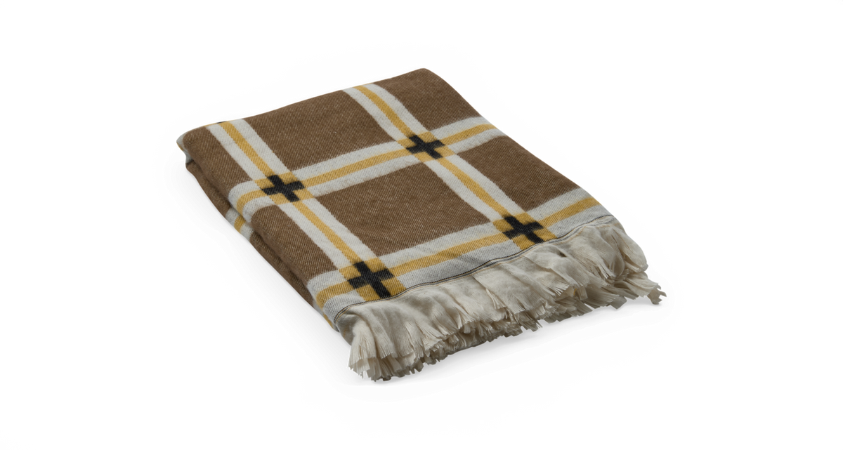 Sammenfoldet ternet plaid i brun med hvide og gule striber, sorte krydsdetaljer og frynsekant.