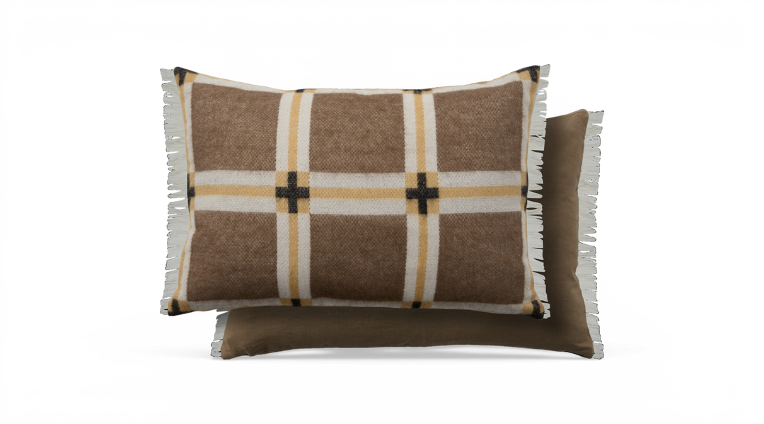 To pyntepuder i brun ternet design med hvide og gule striber og frynset kant.