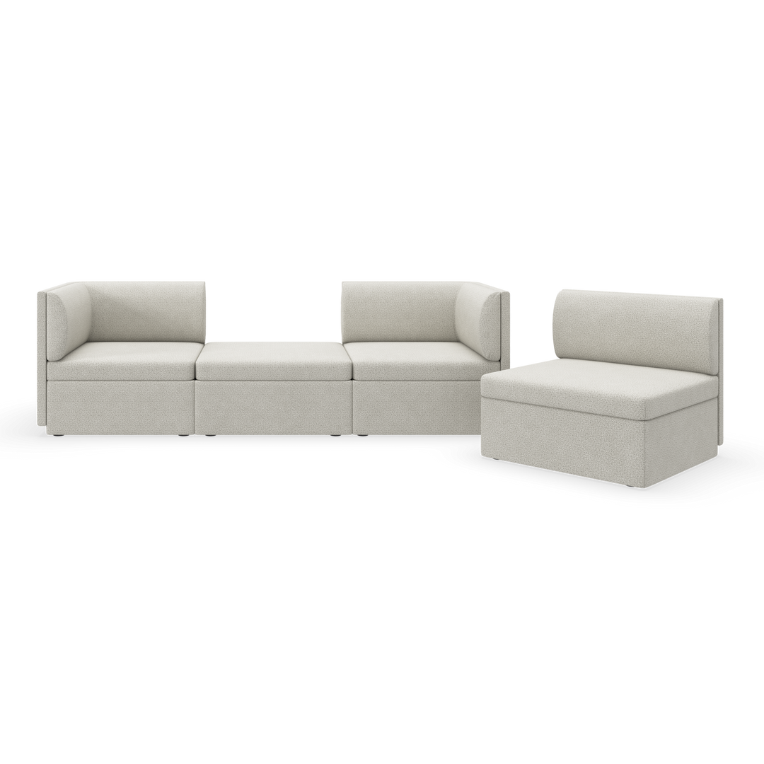 Modulsofa i lysegråt/beige stof med hjørne- og midtermoduler, frilagt på hvid baggrund.