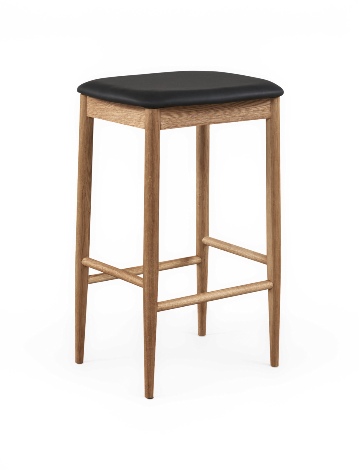 Frilagt produktfoto af en barstol i eg med sort sæde, set skråt forfra.