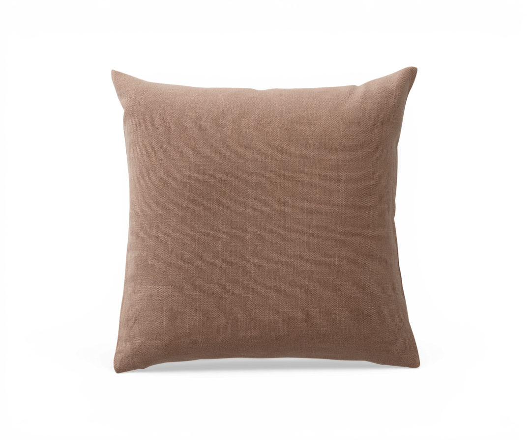 Kvadratisk beige-brun pyntepude i enkel vævet tekstil, frilagt på hvid baggrund.