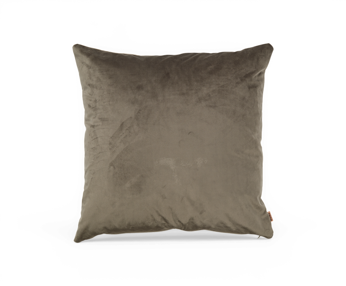 Firkantet velourpude i taupe/olivgrå farve på hvid baggrund.