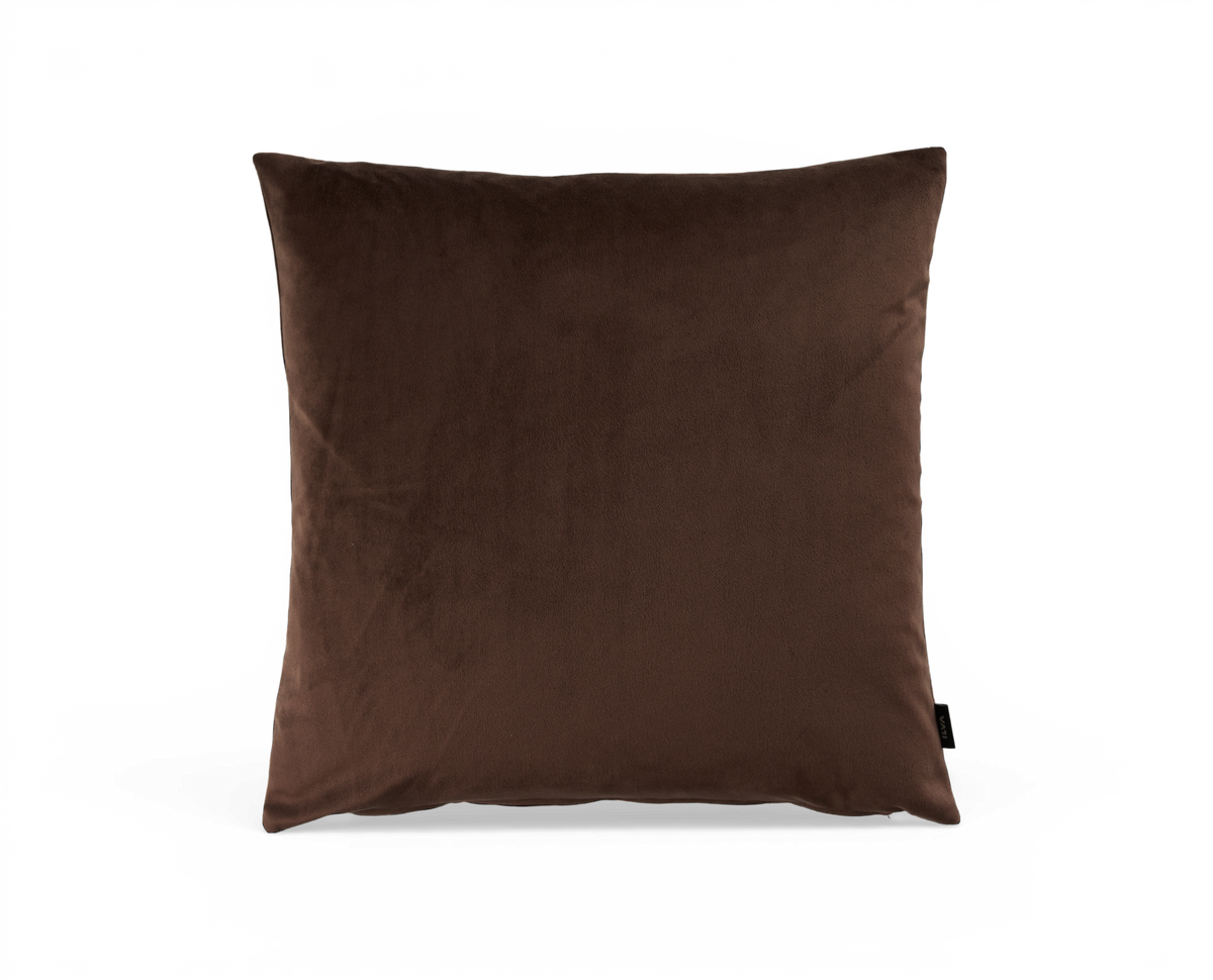 Brun velour pyntepude i kvadratisk form.