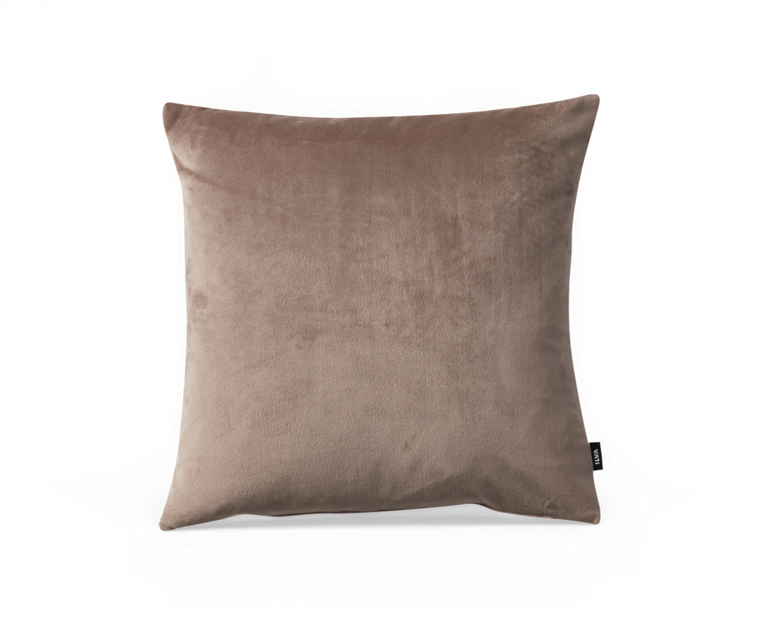 Kvadratisk velourpude i varm beige/taupe med lille mærke ”VIVA” i kanten.