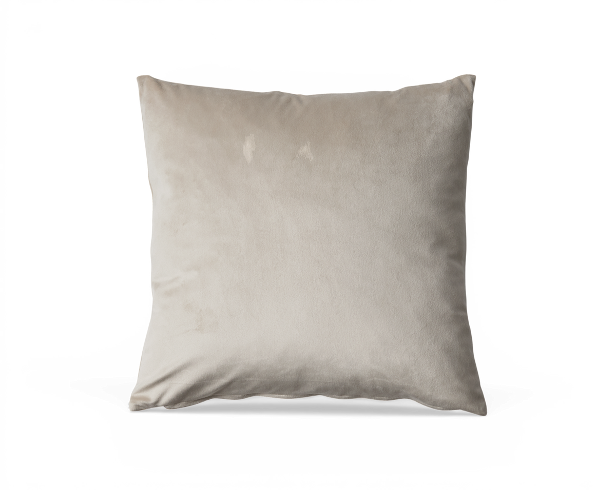 Beige kvadratisk velourpude, frilagt mod hvid baggrund.
