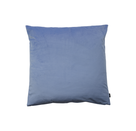 Blå firkantet pyntepude i velour på hvid baggrund.