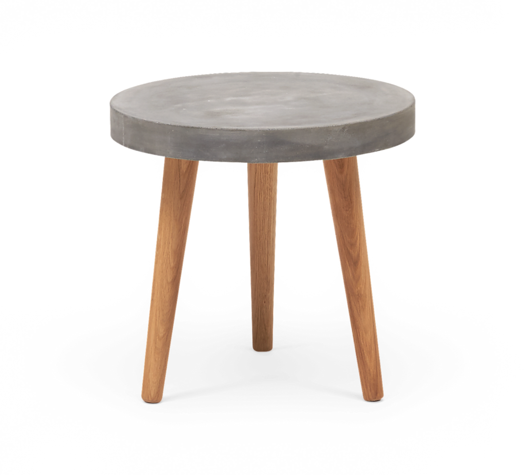 Rundt sidebord med betonbordplade og tre ben i lyst træ, frilagt.