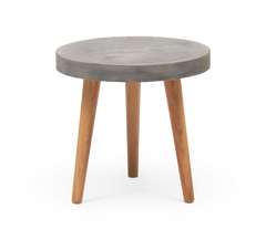 Rundt sidebord med betonbordplade og tre ben i lyst træ, frilagt.