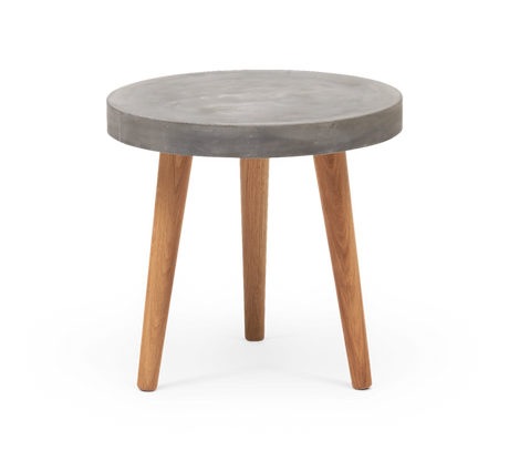 Rundt sidebord med betonbordplade og tre ben i lyst træ, frilagt.