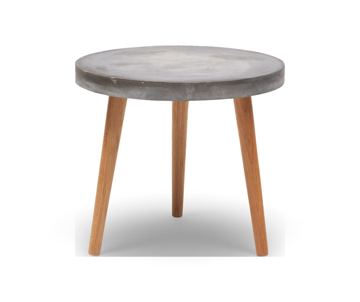 Rundt sidebord med betonbordplade og tre træben, frilagt på hvid baggrund.