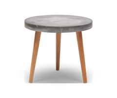 Rundt sidebord med betonbordplade og tre træben, frilagt på hvid baggrund.