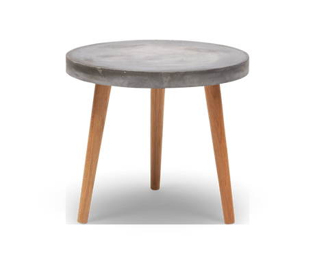 Rundt sidebord med betonbordplade og tre træben, frilagt på hvid baggrund.