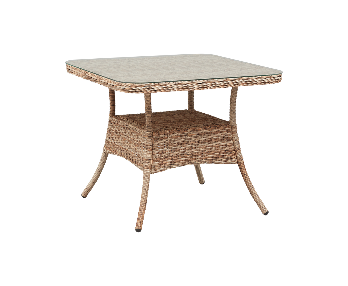 Firkantet bord i polyrattan med glasbordplade og hylde, frilagt produktfoto.