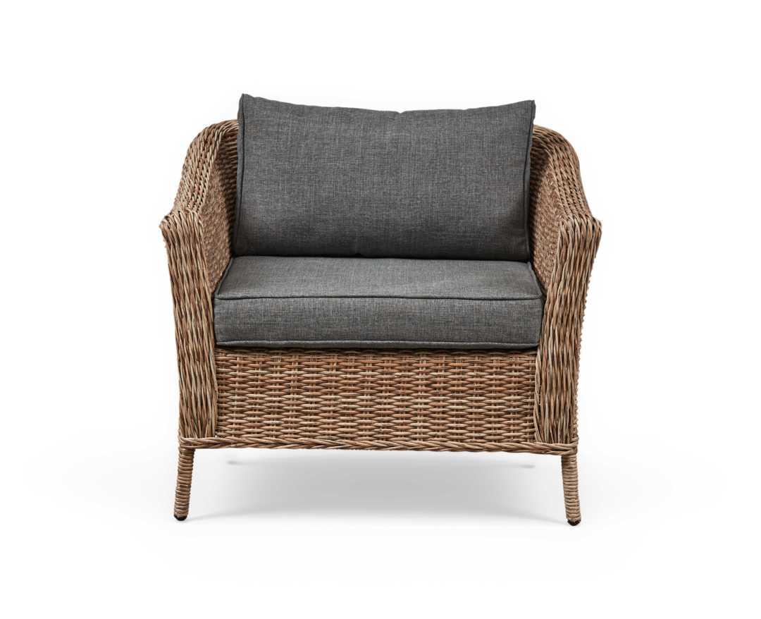 Flettet rattan lænestol med grå hynder, frilagt set forfra.