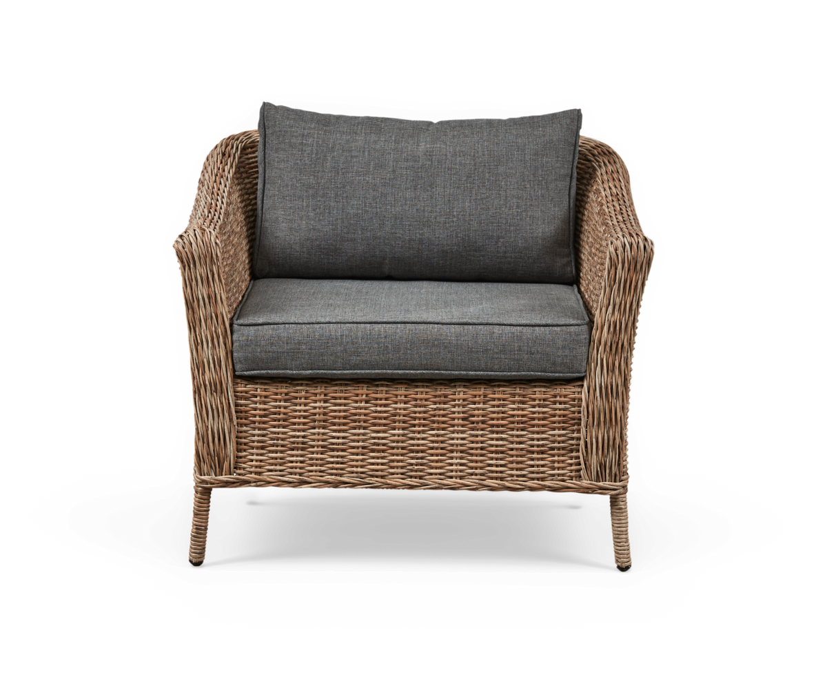 Flettet rattan lænestol med grå hynder, frilagt set forfra.