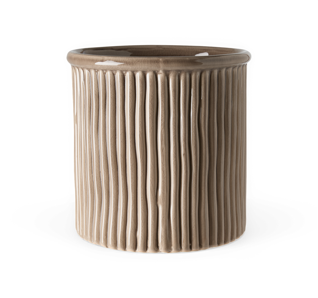 Beige glaseret keramisk vase med lodret rillet struktur i cylindrisk form.