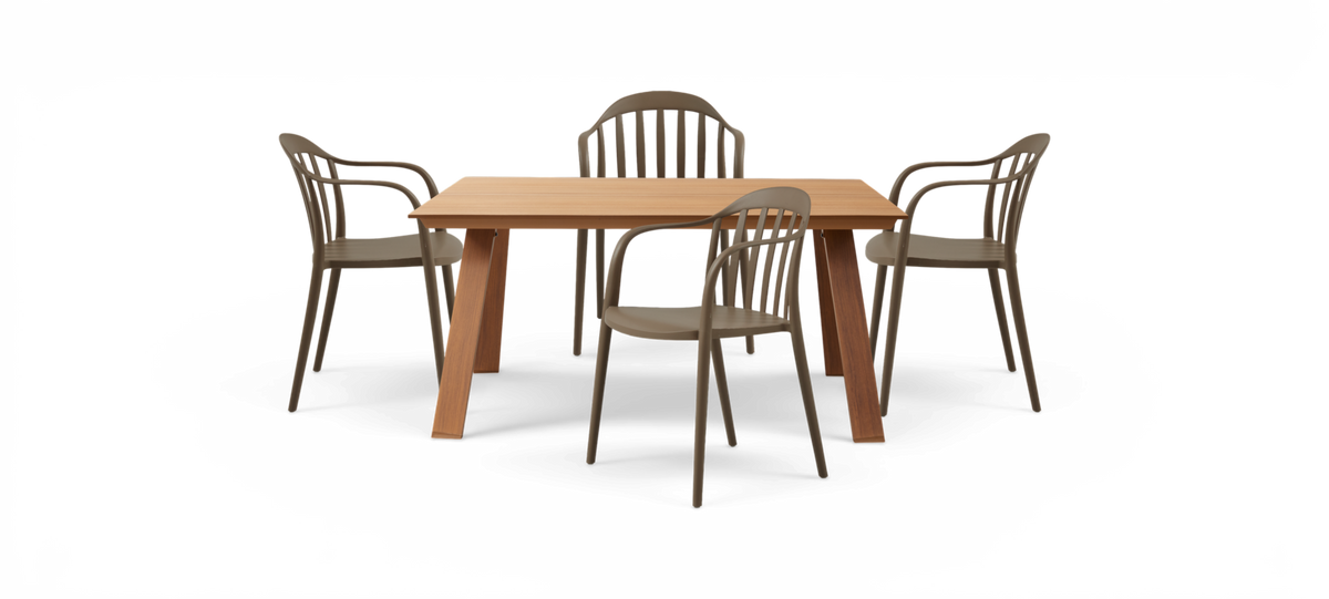 Rektangulært træbord med fire beige stole, komplet spisesæt.