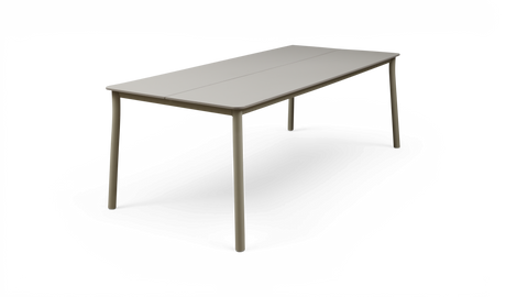 Rektangulært beige spisebord med afrundede hjørner og slanke ben, frilagt på hvid baggrund.