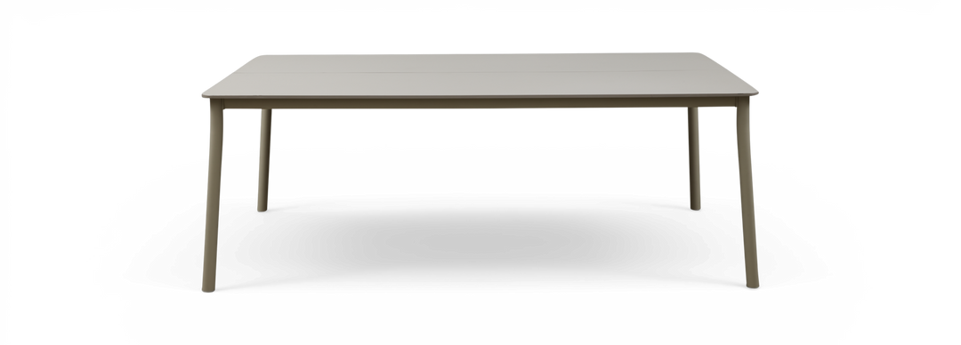 Beige rektangulært spisebord med afrundede hjørner og fire slanke ben, frilagt mod sort baggrund, frontvisning.