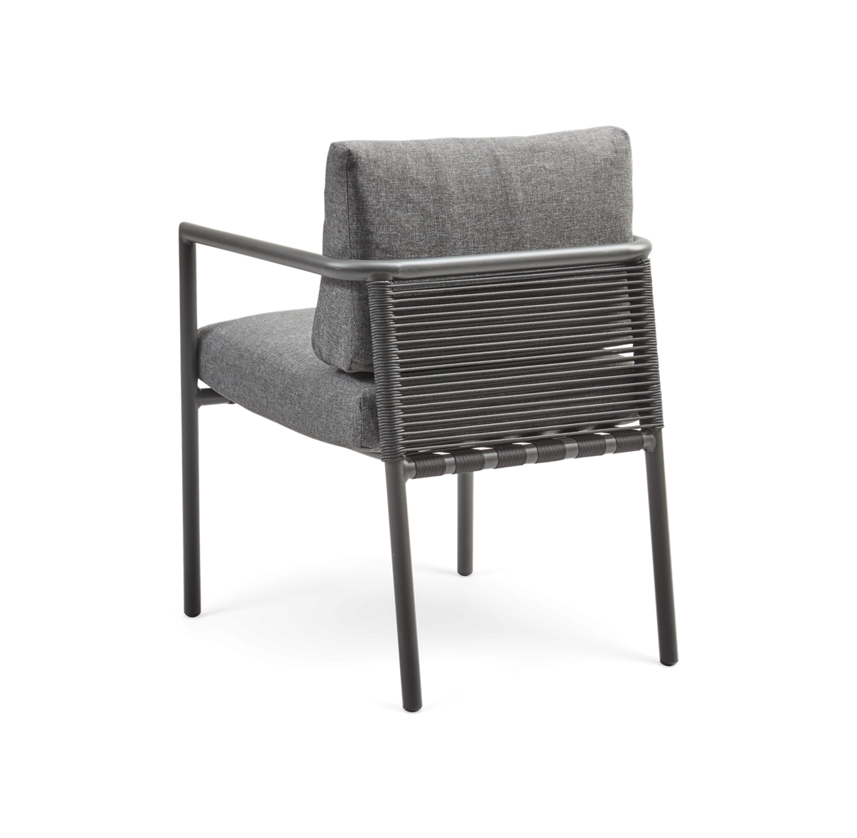 Grå moderne stol med metalstel og snordetaljer i ryggen, frilagt på hvid baggrund.