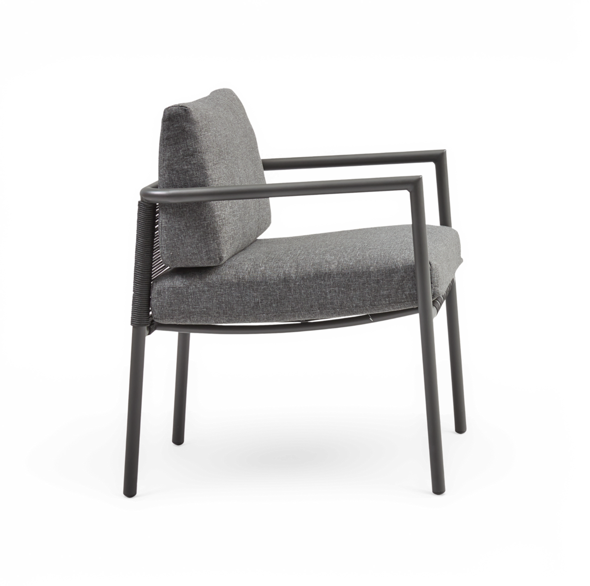 Grå moderne loungestol med metalramme set fra siden.