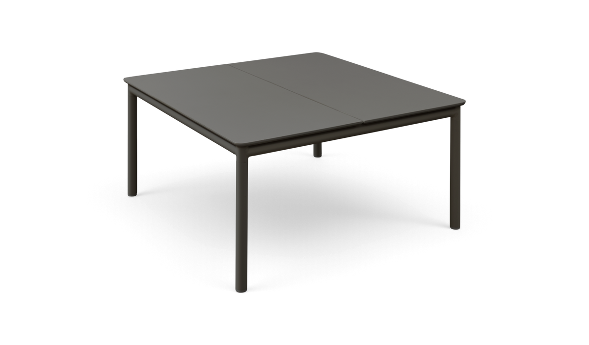 Kvadratisk mørkegrå spisebord i metal med afrundede hjørner og slanke ben.