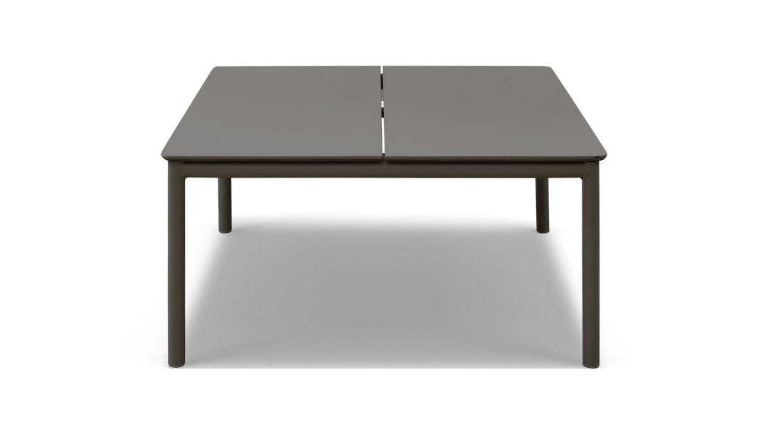 Rektangulært gråt bord med todelt bordplade, frontvisning mod hvid baggrund.