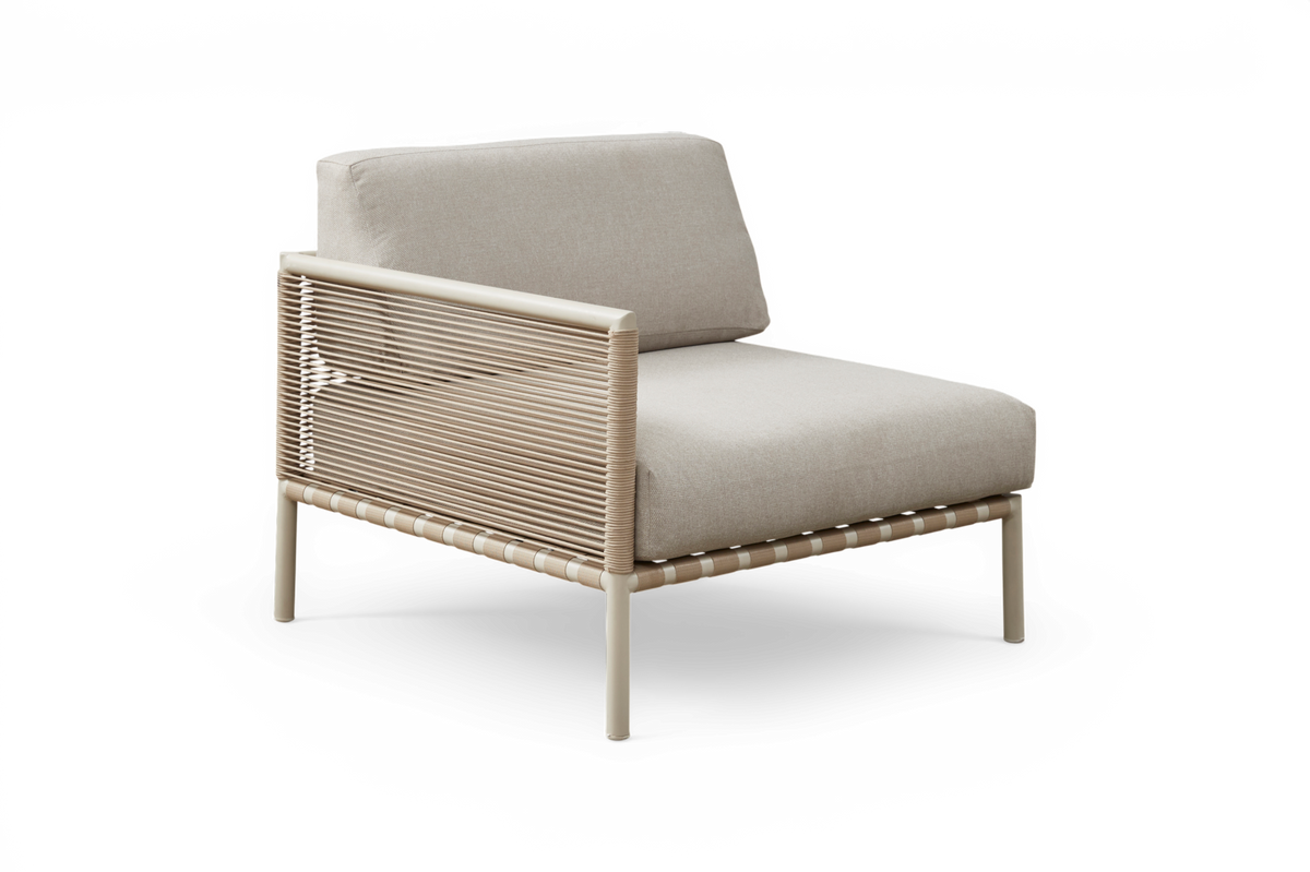 Beige loungestol med rebombundet sidepanel og let metalstel, set skråt forfra.