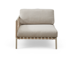 Beige modulsofa med venstre armlæn, flettet side og lyse metalben, frilagt på hvid baggrund.