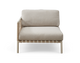 Beige modulsofa med venstre armlæn, flettet side og lyse metalben, frilagt på hvid baggrund.