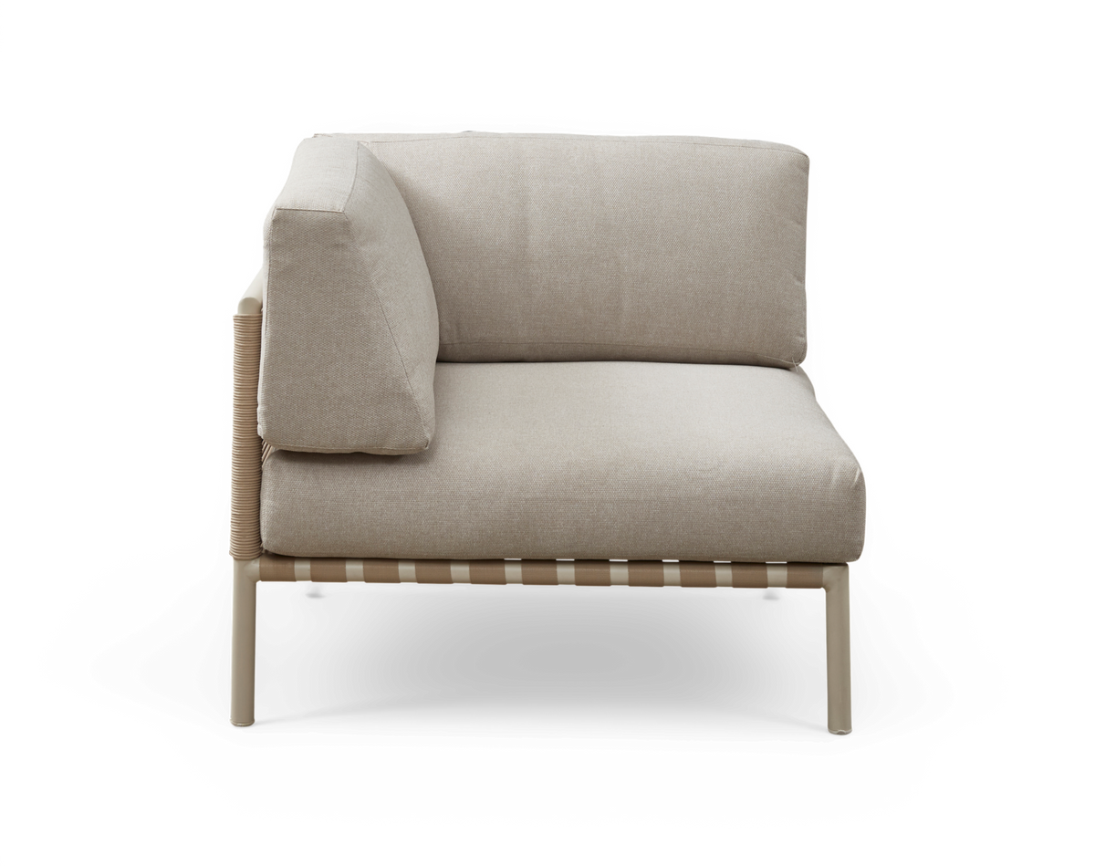 Beige modulsofa hjørnemodul med venstre armlæn, polstret sæde og ryg på let metalstel, fritlagt produktfoto.