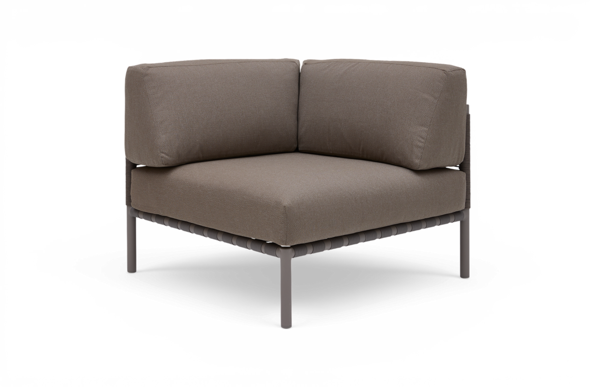 Hjørnemodul i taupegråt stof med slanke metalben, produktfoto på hvid baggrund.
