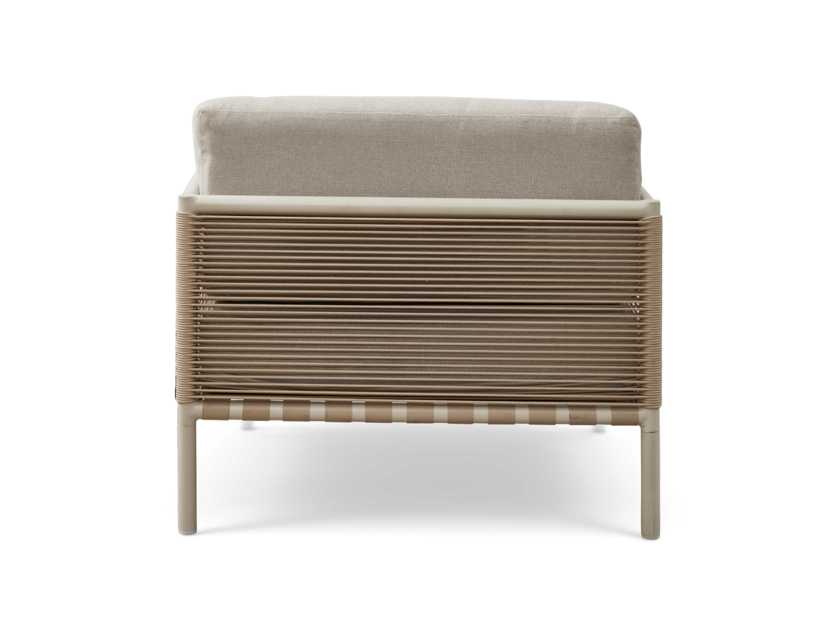 Sidevisning af moderne stol med beige snoromviklede sider og lys pude, frilagt på hvid baggrund.