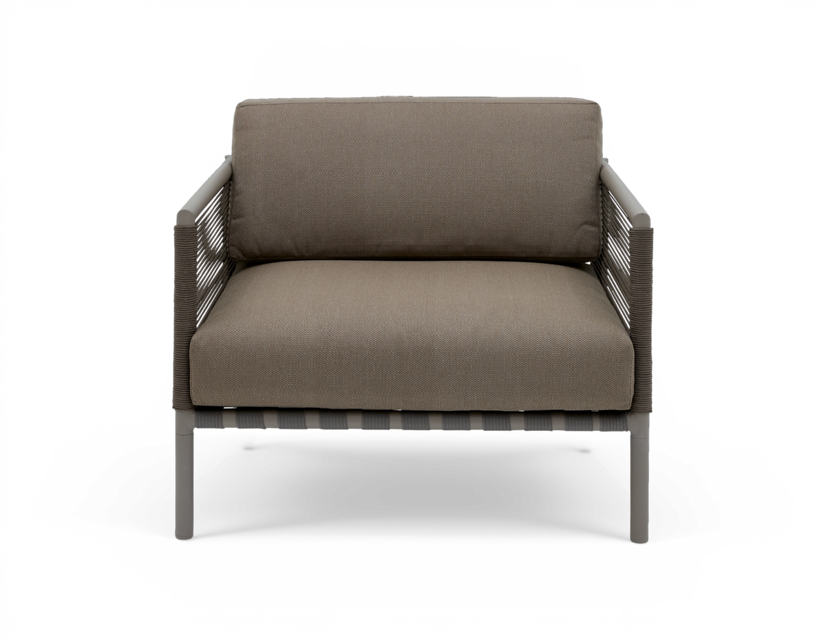 Moderne lounge lænestol i taupe med rebomviklede armlæn og slanke metalben, frontvisning på hvid baggrund.