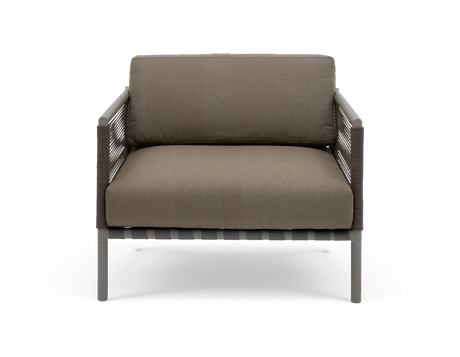 Moderne lounge lænestol i taupe med rebomviklede armlæn og slanke metalben, frontvisning på hvid baggrund.