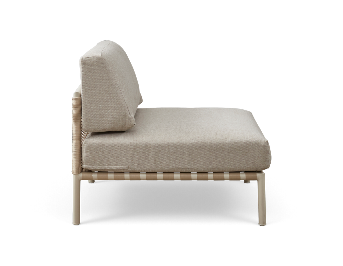 Sidevisning af beige modulær loungestol uden armlæn med sæde- og ryghynde på slank lys ramme, fritlagt på hvid baggrund.
