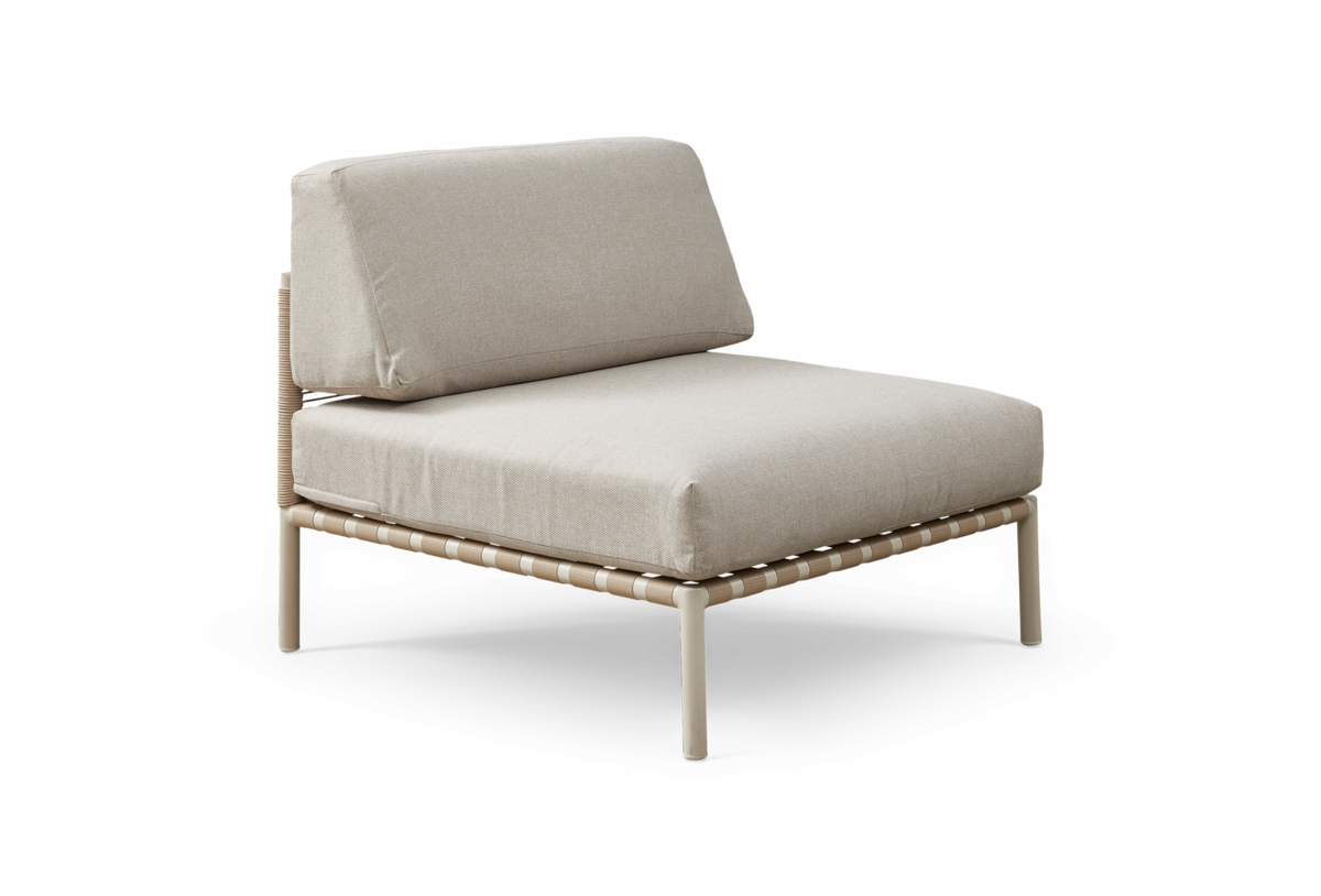 Beige armløs loungestol med tyk sæde- og ryghynde, slanke ben og vævet rembund.