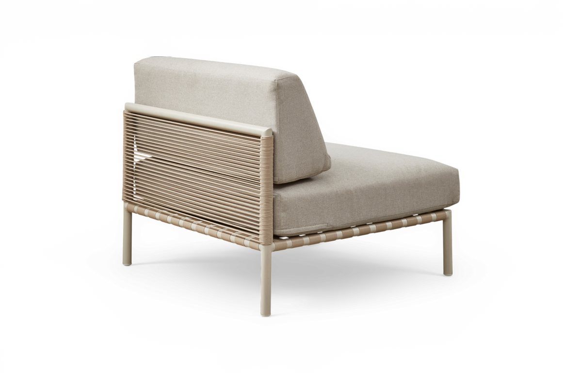Beige modulær loungestol til udendørs brug med snoret ryglæn og metalramme, set skråt bagfra.