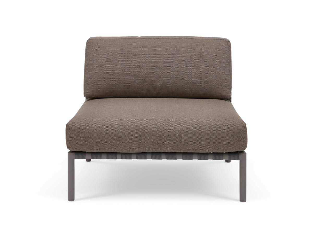 Modulær armløs loungestol i taupe stof med grå metalben, set forfra.