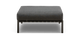 Grå polstret ottoman/fodskammel med metalben, set forfra mod sort baggrund.