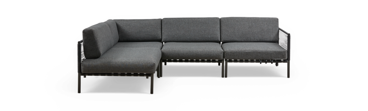 Grå modulopbygget hjørnesofa i stof med metalben, frilagt på sort baggrund.