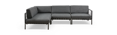 Grå modulopbygget hjørnesofa i stof med metalben, frilagt på sort baggrund.