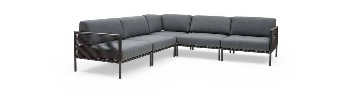Modulær L-formet sofa i gråt stof med sort ram og snorede sidepaneler.