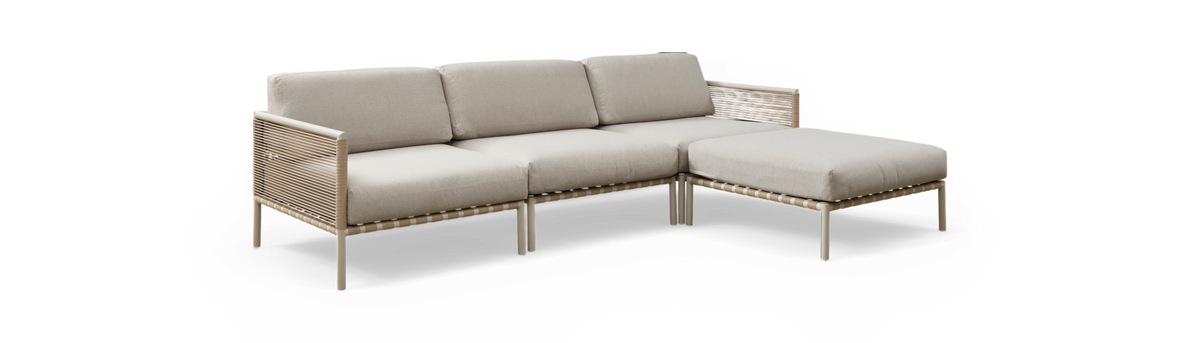 Beige modulsofa til udendørs brug med højrevendt chaiselong, flettede rattan-sider og slanke metalben.