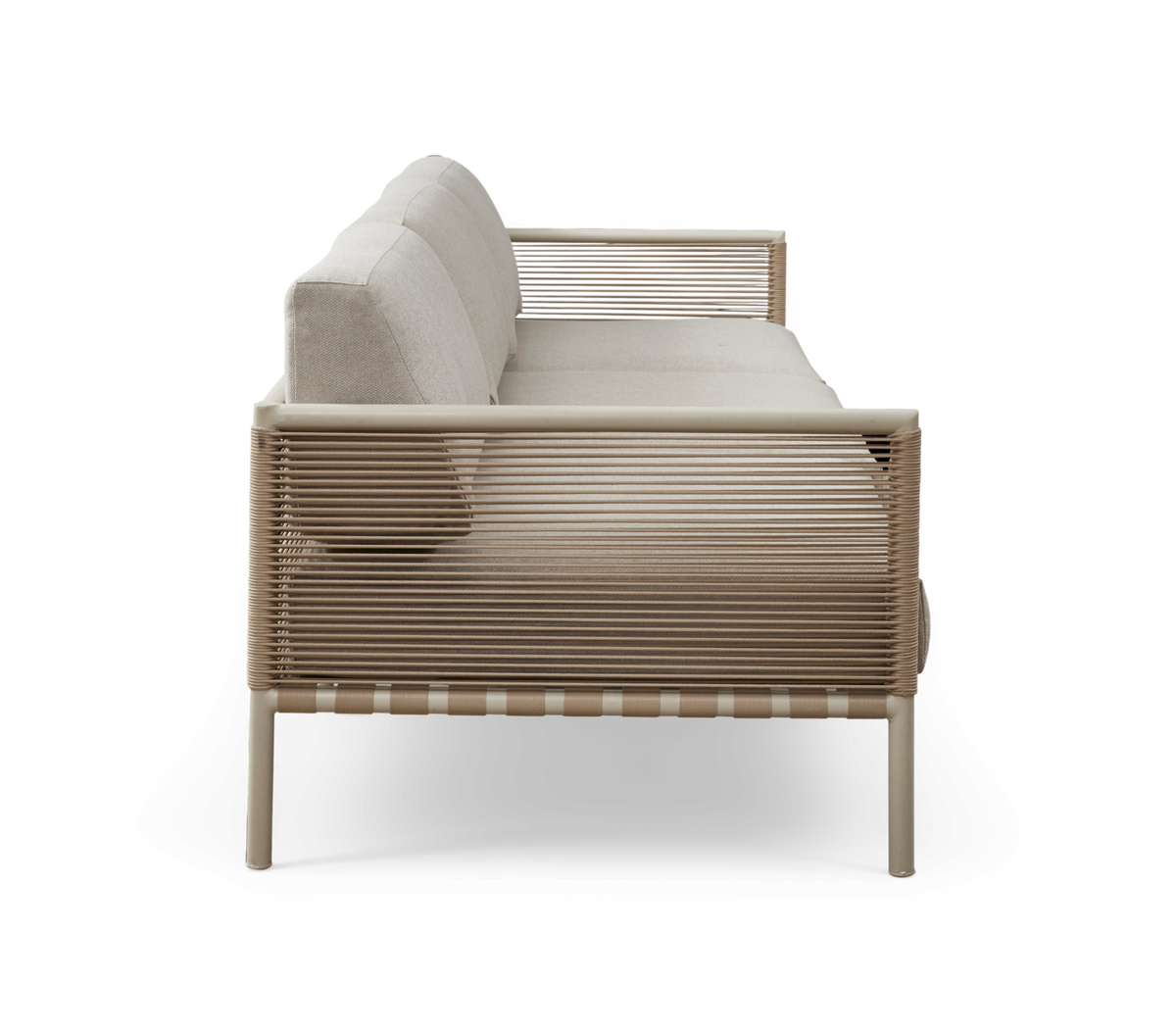 Sidevisning af beige sofa med rebvævede sider og metalramme, frilagt produkt.